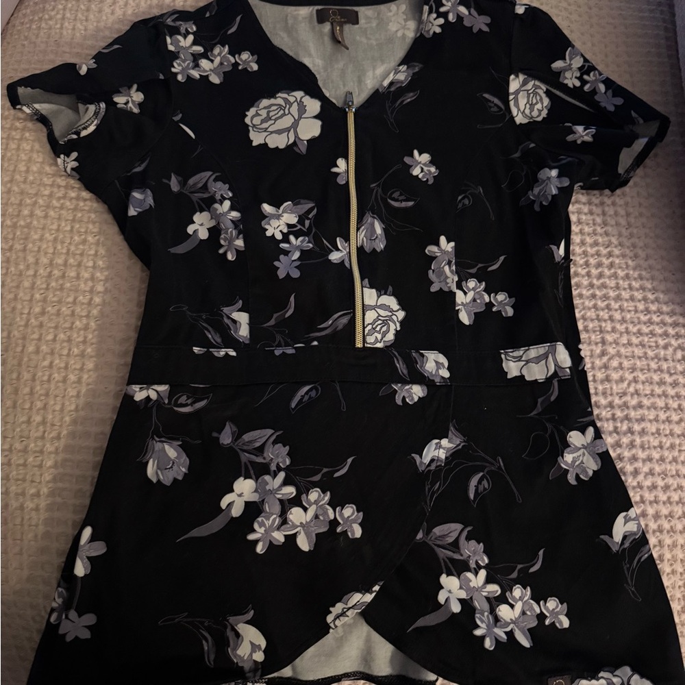 Jaanuu Black and White peplum scrub top